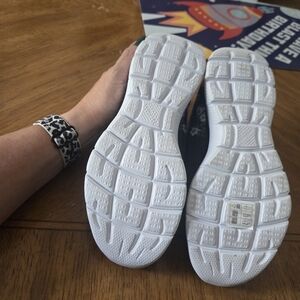 Womens Skechers size 6